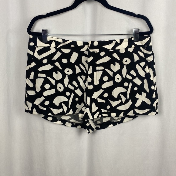 Urban Outfitters Alice + UO Black and White Eilis Geo Print Shorts - Size 10 - Picture 2 of 11